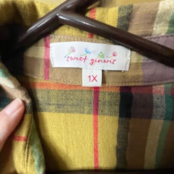 Sweet Generis size 1X roll tab sleeves button down top. - Picture 5 of 6